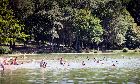 des gens se baignent dans un lac